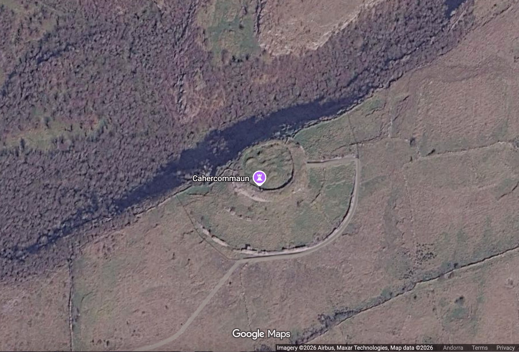 Cahercommane satellite view from Google Maps showing the fort facing north-west defensively, with the cliff face dropping away to the north and north-west and multivallate ringed earthworks extending south-east into Tulach Commáin chiefdom territory